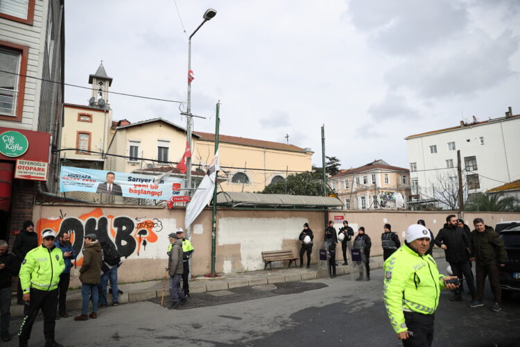 1706442265-AA-20240128-33551760-33551758-DVIJE_MASKIRANE_OSOBE_IZVELE_NAPAD_U_CRKVI_U_ISTANBULU-750×500-1