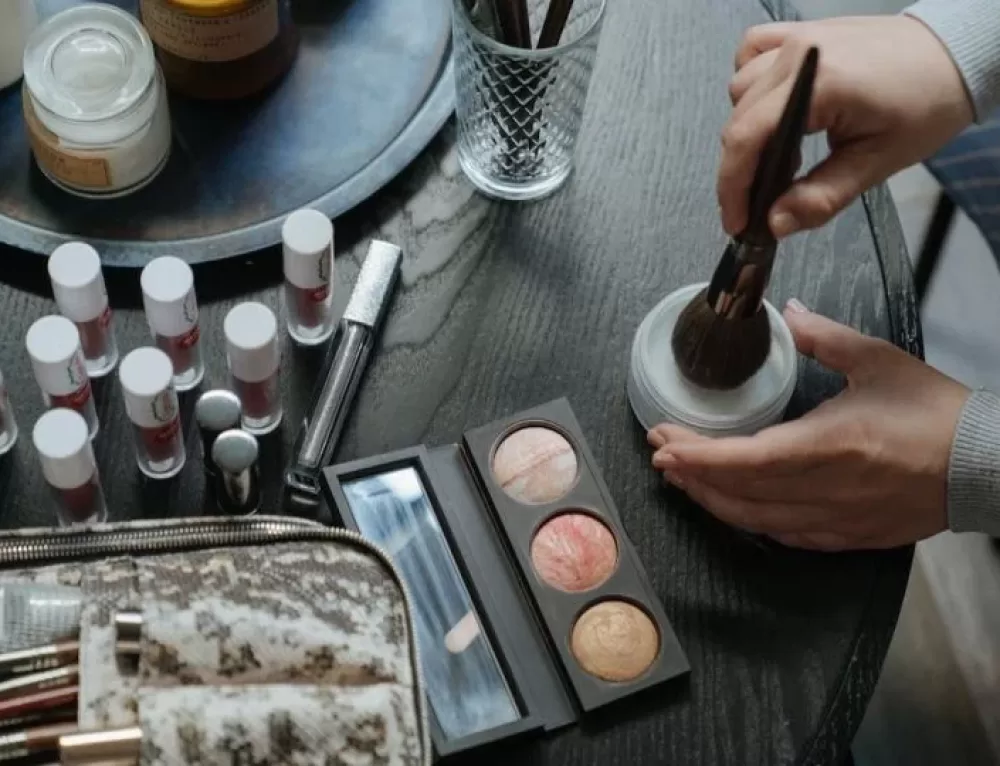 sminka-makeup-puder-cetkice-pexels-500×383@2x