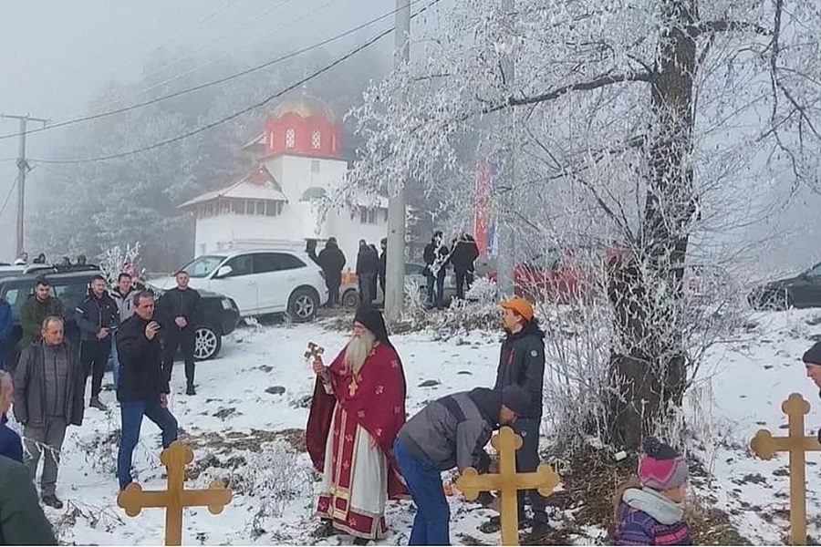 Nedopuštenim postavljanjem tri krsta oskrnavljeno šehidsko mezarje