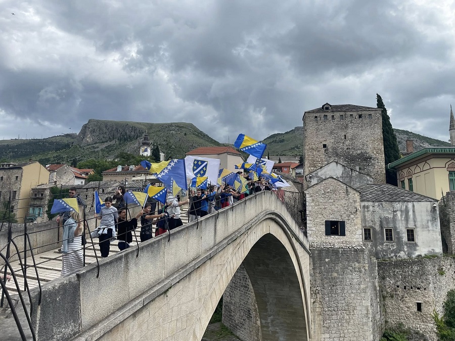 djeca_stari_most_odavanje-počasti