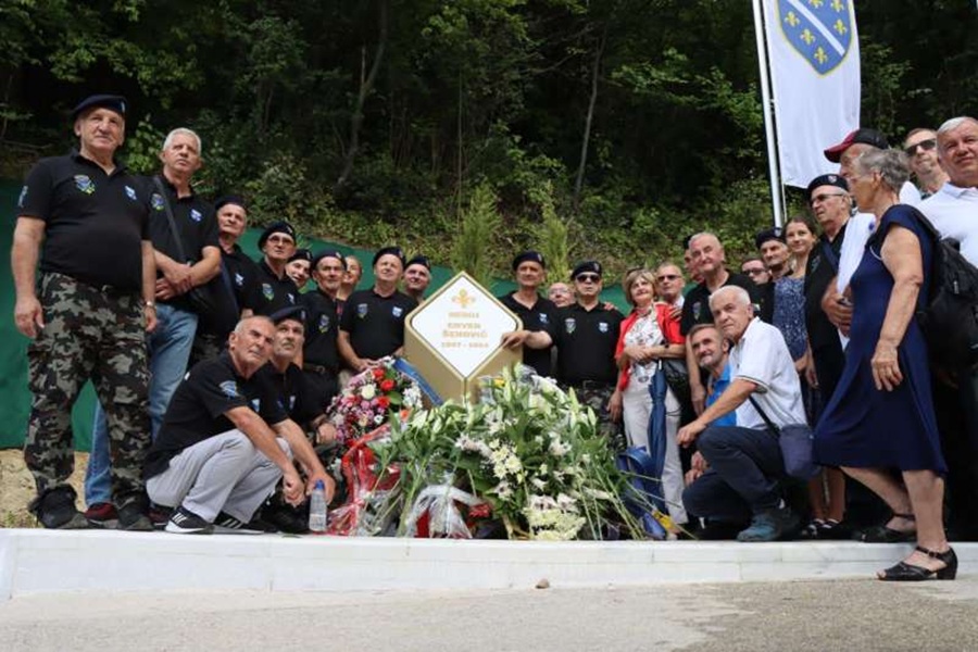 spomenik enveru šehoviću i saborcima