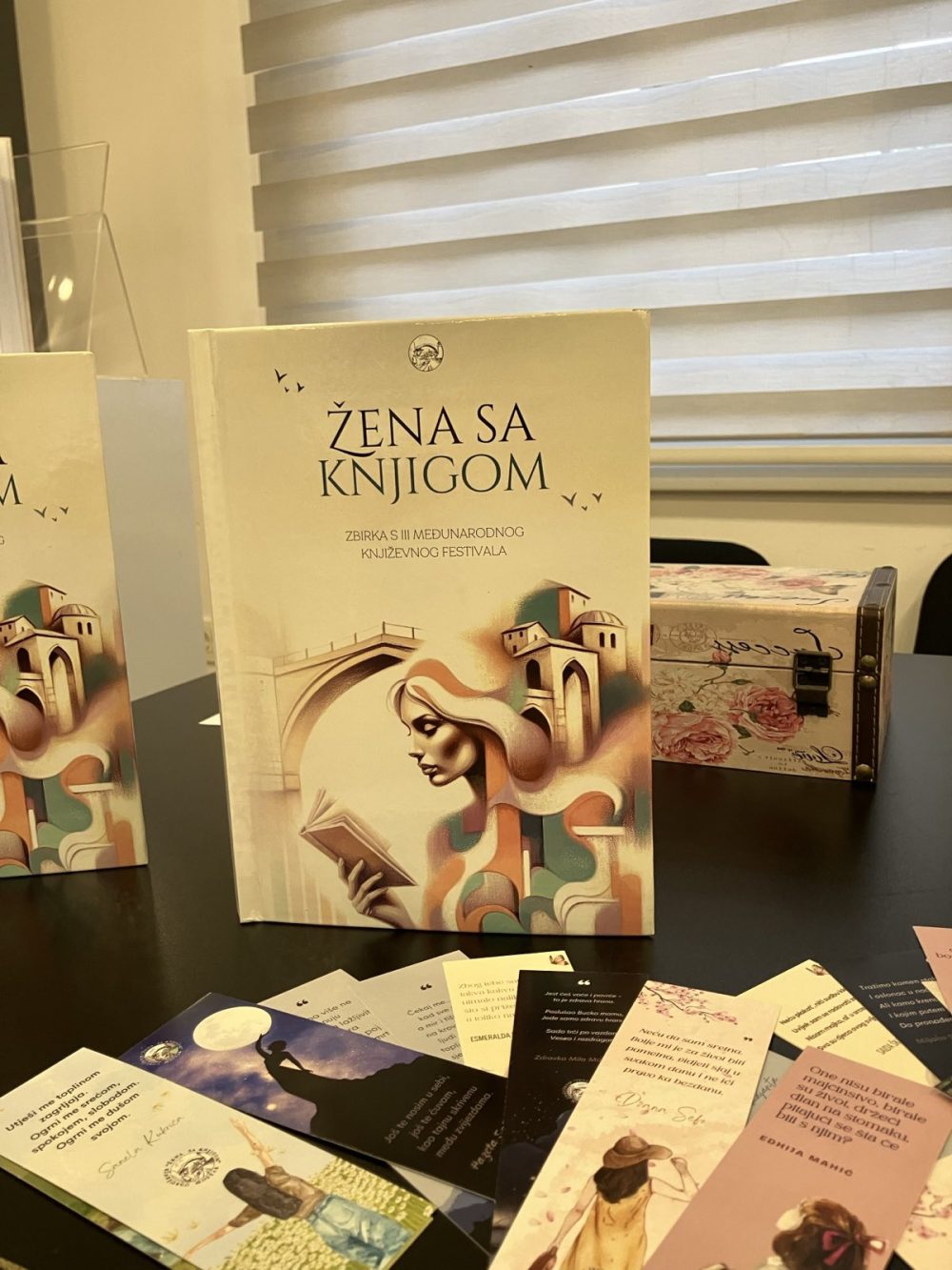 zena s knjigom