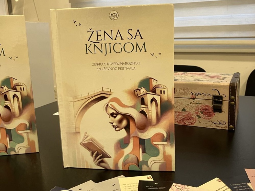 žena_s_knjigom