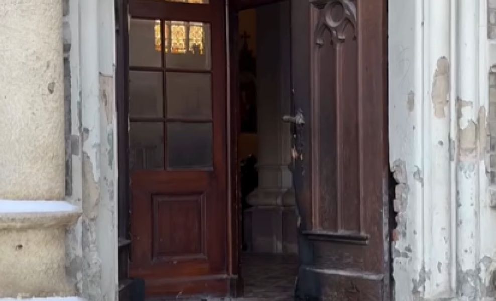 novi_sad_zapaljena_vrata_crkve